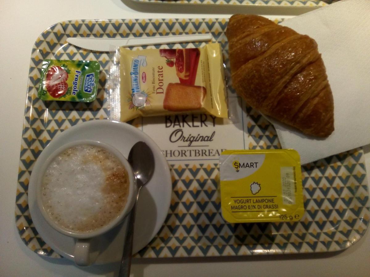Gogol'Ostello & Caffe Letterario - Milan — Photos 2